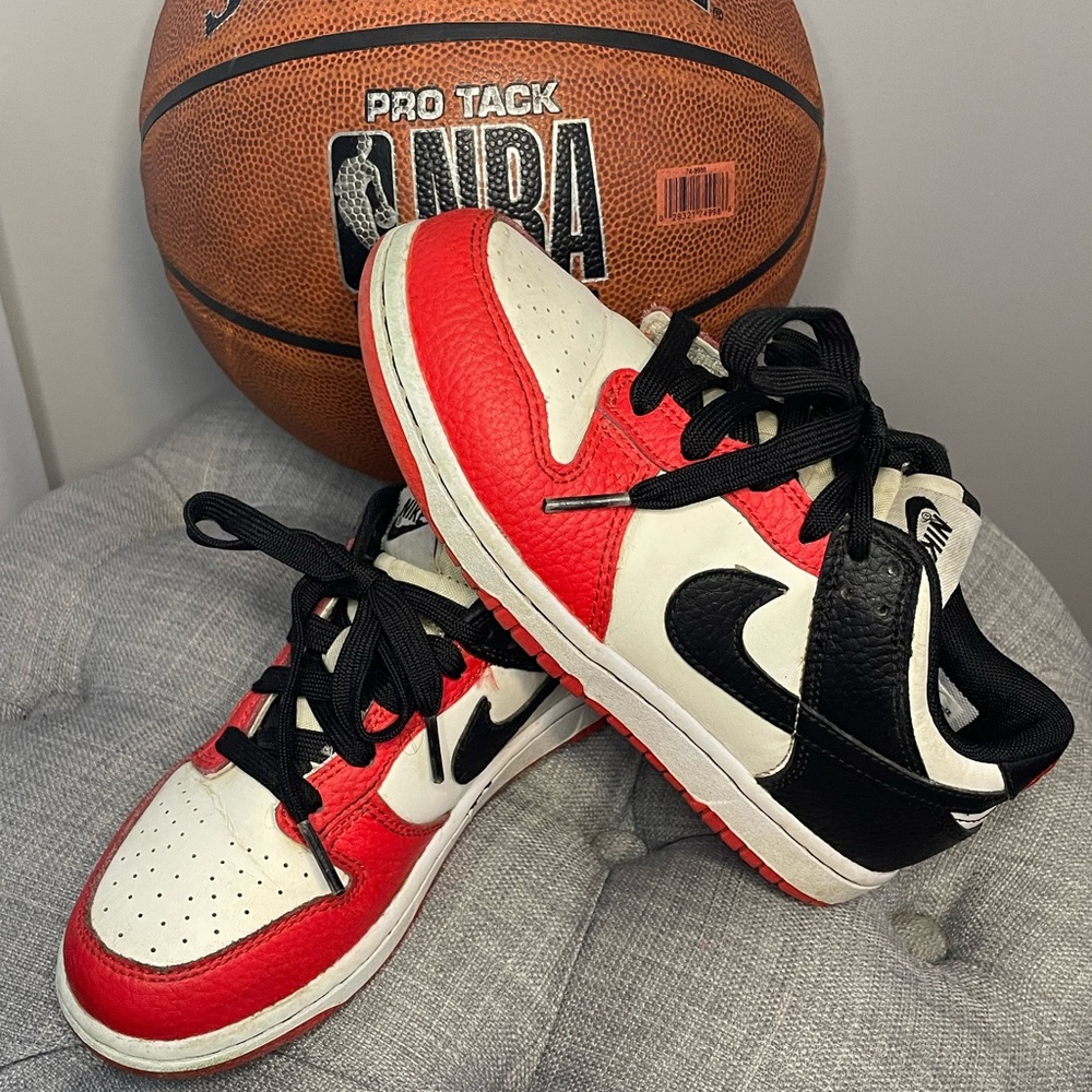 Nike Boys Size 1.5 Good Shape - no box